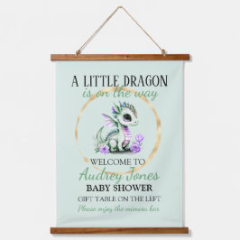 Ein kleiner Drache ist auf dem Weg zur Babydusche Wandteppich Mit Holzrahmen