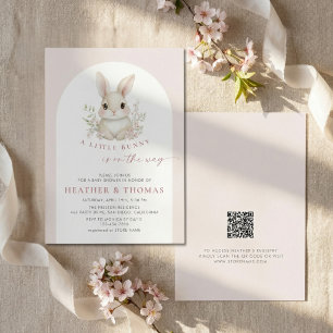 Ein kleiner eleganter Hasenbogen zur Babyparty Einladung