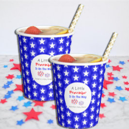 Ein kleiner Firecracker ist unterwegs Pappbecher