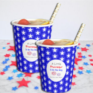 Ein kleiner Firecracker ist unterwegs Pappbecher