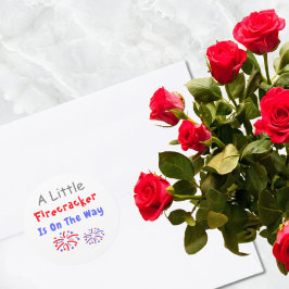 Ein kleiner Firecracker ist unterwegs Runder Aufkleber