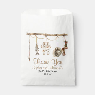 Ein kleiner Fischer ist unterwegs mit einer Babydu Geschenktütchen