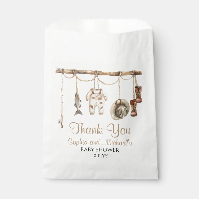 Ein kleiner Fischer ist unterwegs mit einer Babydu Geschenktütchen (Vorderseite)