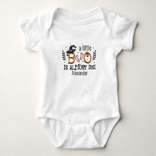 ein kleiner Geist steht kurz vor Halloween Baby Strampler