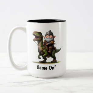 Ein kleiner Gnom-Krieger posiert mit seinem Drache Zweifarbige Tasse
