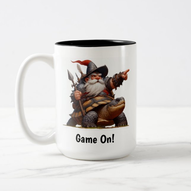 Ein kleiner Gnome-Krieger mit seiner Tortoise Zweifarbige Tasse (Links)