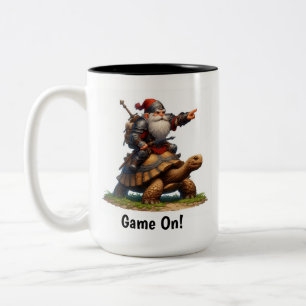 Ein kleiner Gnome-Krieger mit seiner Tortoise Zweifarbige Tasse