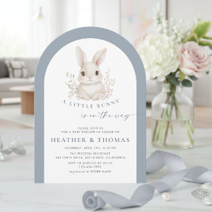Ein kleiner Hase Eleganter staubiger Blau Arch Bab Einladung