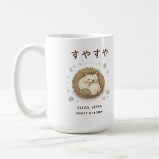 Ein kleiner Igel genießt ein friedliches Nickerche Kaffeetasse