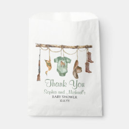 Ein kleiner Jäger ist unterwegs mit einer Babydusc Geschenktütchen