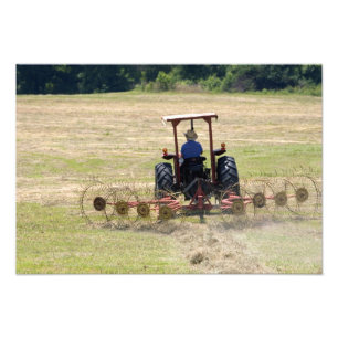 Ein kleiner Junge, der einen Traktor fährt und ern Fotodruck