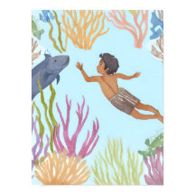 Ein kleiner Junge, der im karibischen Meer tauchen