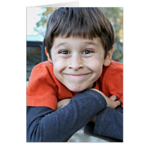 Ein kleiner Junge flirtet Karte