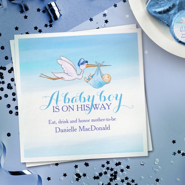 Ein kleiner Junge ist auf dem Weg zu blauen Servie Serviette (Von Creator hochgeladen)