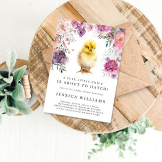 Ein kleiner Kick ist im Begriff, die Babydusche zu Einladung