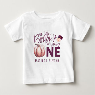 Ein kleiner Kürbis, blumengeschmückt im Herbst 1. Baby T-shirt