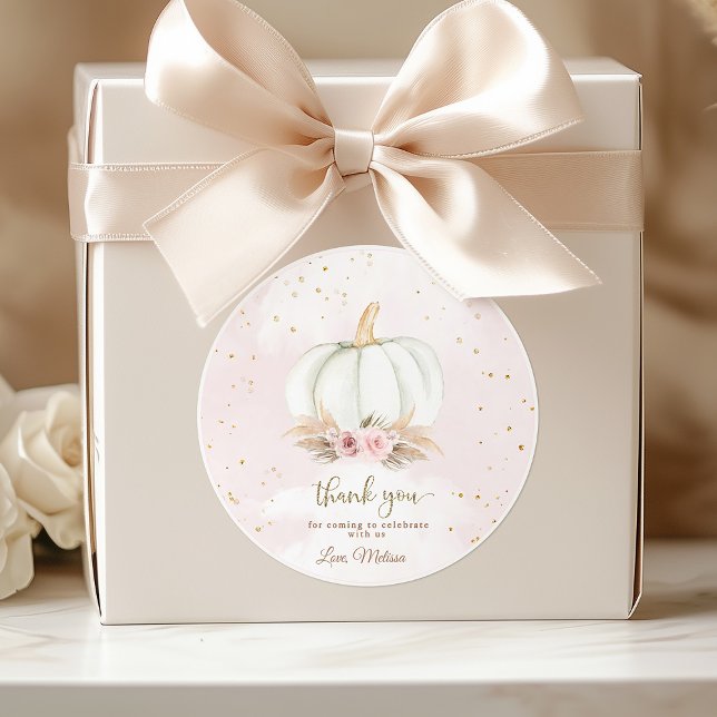 Ein kleiner Kürbis ist auf dem Weg Babydusche Runder Aufkleber (Round pumpkin baby shower sticker with fall design)