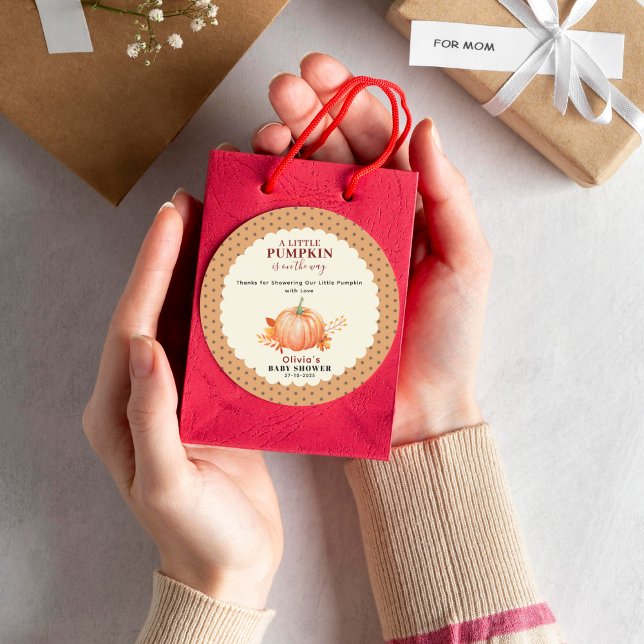 ein kleiner Kürbis ist auf dem Weg zum Herbst Baby Runder Aufkleber (cozy fall baby shower decor )