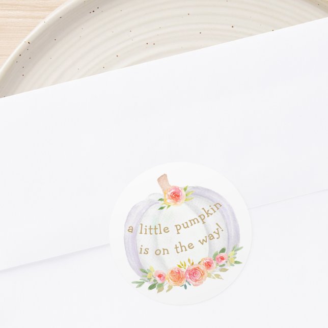 Ein kleiner Kürbis ist auf dem Weg zur Babydusche Runder Aufkleber (Von Creator hochgeladen)