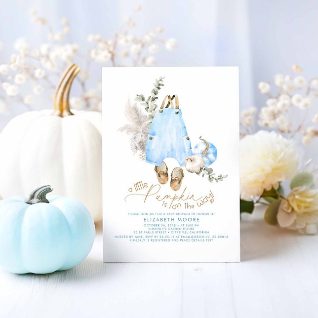 Ein kleiner Kürbis ist auf dem Weg zur Kinderdusch Einladung (A Little Pumpkin Is On The Way - Cute Blue Pumpkins and Baby Clothes Baby Shower Invitations)