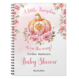 Ein kleiner Kürbis ist auf dem Weg zwischen Rosa u Notizblock