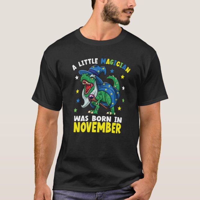Ein kleiner Magier war im November Geboren T-Shirt (Vorderseite)