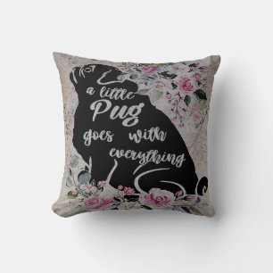 Ein kleiner Mops geht mit allem um Geschenk für Kissen
