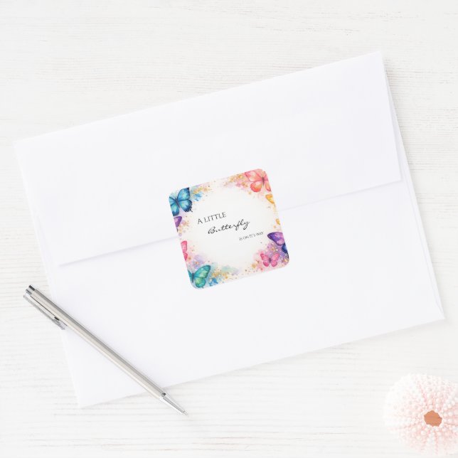 Ein kleiner Schmetterling auf ihrer Baby-Party Quadratischer Aufkleber (Umschlag)