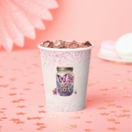 Ein kleiner Schmetterling in einer Blumendusche Pappbecher