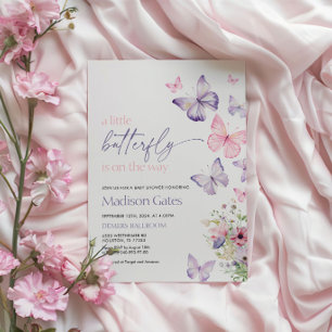 Ein kleiner Schmetterling ist auf dem Weg zu einer Einladung