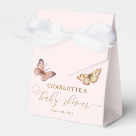 Ein kleiner Schmetterling ist auf dem Weg zur Baby Geschenkschachtel