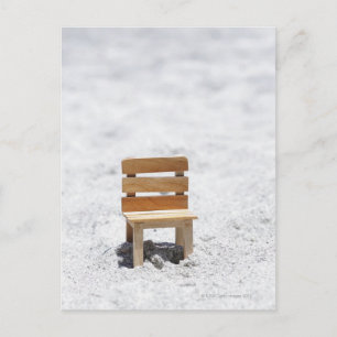 Ein kleiner Sessel am Sandstrand Postkarte