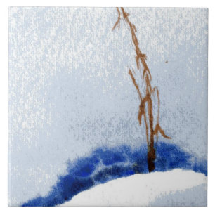 Ein kleiner Strohdampf in einer großen Schneefall Fliese