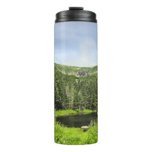Ein kleiner Teich im Tal der Berge im Thermosbecher