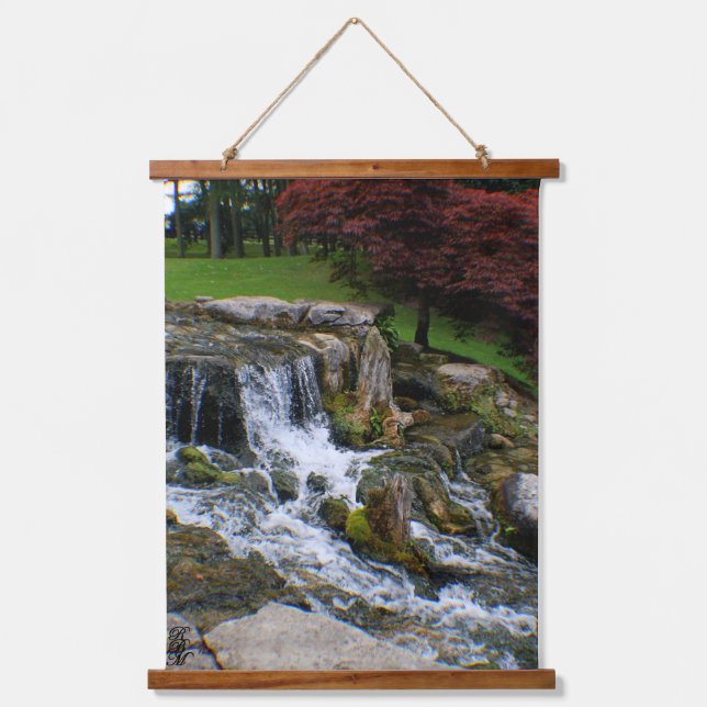 Ein kleiner Wasserfall Wandteppich Mit Holzrahmen (Vorderseite)
