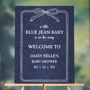 Ein kleines Baby im blauen Jeansanzug Acrylschild