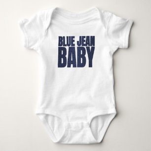 Ein kleines Baby im blauen Jeansanzug Strampler