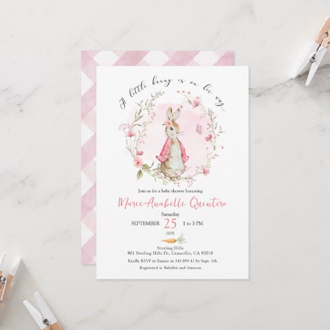 Ein kleines Bunny ist auf dem Weg Babydusche laden Einladung (Vorderseite/Rückseite Beispiel)