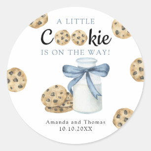 Ein kleines Cookie ist auf dem Weg Baby-Party Runder Aufkleber