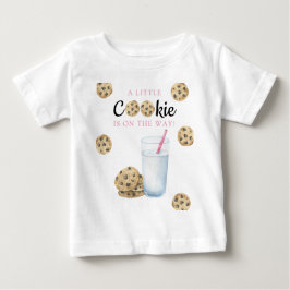 Ein kleines Cookie ist auf dem Weg Babydusche Baby T-shirt