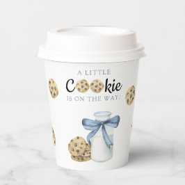 Ein kleines Cookie ist auf dem Weg Babydusche Pappbecher