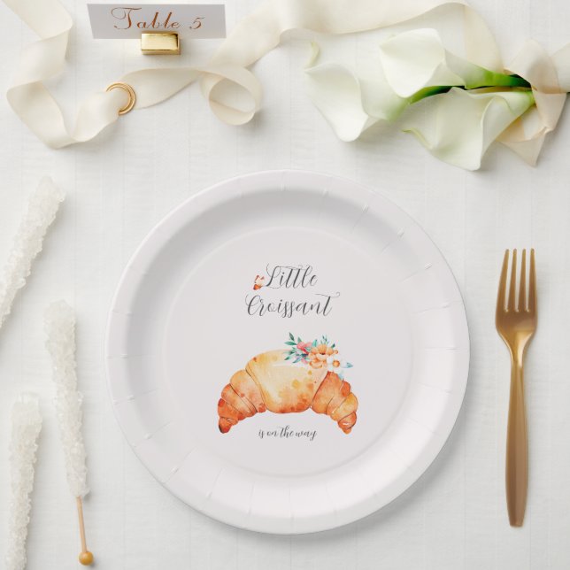 Ein kleines Croissant ist unterwegs mit einer Baby Pappteller (Hochzeit)