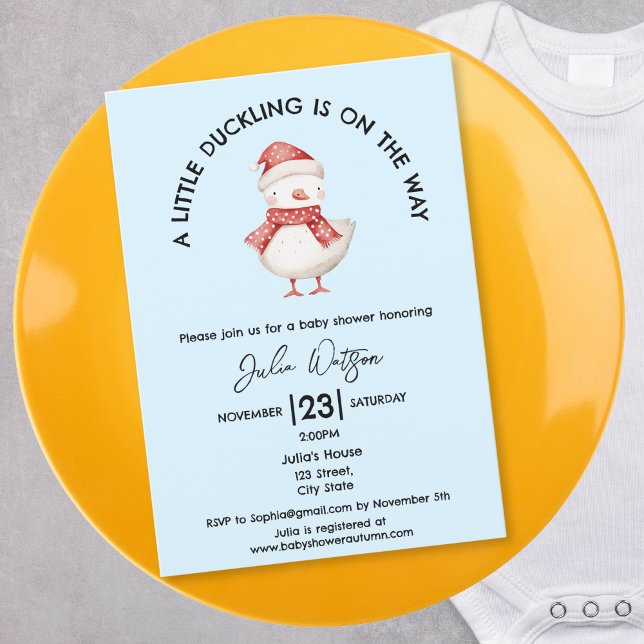 Ein kleines Duckling ist auf dem Weg zu Weihnachte Einladung (cute baby duck with red polka dot winter cap and scarf)