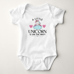 Ein kleines Einhorn ist auf dem Weg der Magie Baby Strampler