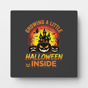 Ein kleines Halloween in einem verlassenen Kürbis Fotoplatte