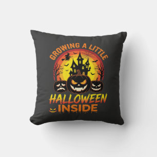 Ein kleines Halloween in einem verlassenen Kürbis Kissen