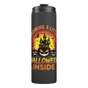 Ein kleines Halloween in einem verzauberten Kürbis Thermosbecher