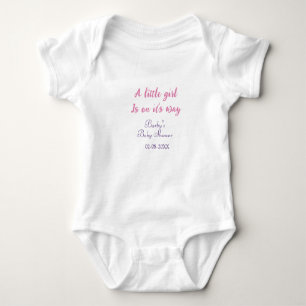 Ein kleines Mädchen ist auf dem Weg Baby Shower pi Strampler