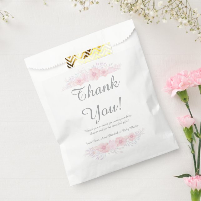 ein kleines Mädchen mit blumengeschmückter, einfac Geschenktütchen (Versiegelt)