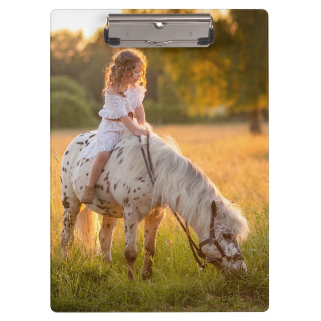 ein kleines Mädchen und ihr Pony Klemmbrett (Vorderseite)